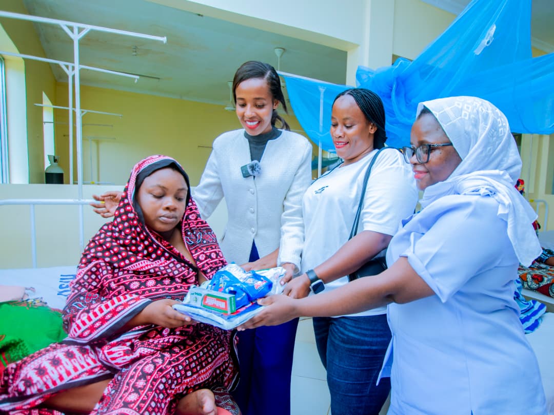 MKUU WA WILAYA YA KIGAMBONI AADHIMISHA SIKU YA WANAWAKE DUNIANI KWA KUTEMBELEA WODI YA AKINA MAMA NA WATOTO
